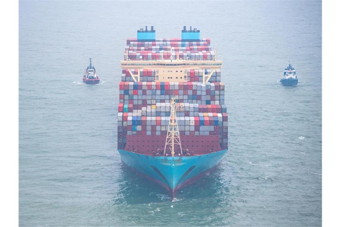 Die „Mumbai Maersk“ liegt umringt von Schleppern in der Nordsee. Foto: Sina Schuldt/dpa