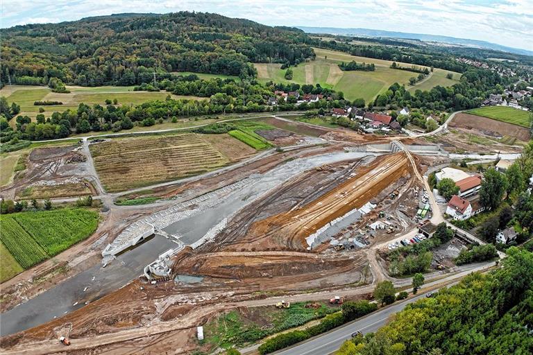 Die Murr hat bei Oppenweiler ein neues Flussbett erhalten. Das bisherige wurde zwischen dem neuen Schlauchwehr und dem alten Wehr der Rüflensmühle zugeschüttet. Foto: Ulrich Maier