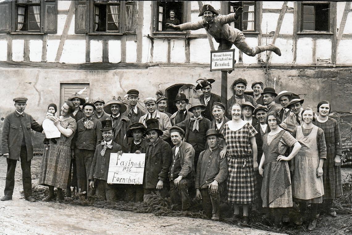 Nur Katholiken und keinesfalls Frauen Die Murreder Henderwäldler gibt es erst seit 1983, doch in der ehemaligen Klosterstadt Murrhardt hatte die Narretei immer ihre Anhänger. Dasselbe gilt auch für den bis 1971 selbstständigen Stadtteil Fornsbach, wie das Foto von der Fastnacht im Jahre 1926 beweist.
