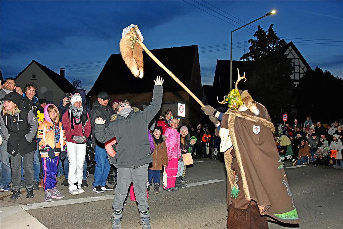 Die Murrhardter Symbolfigur Hotz hat eine Mütze gemobst. Nachtumzug der Schbiall...