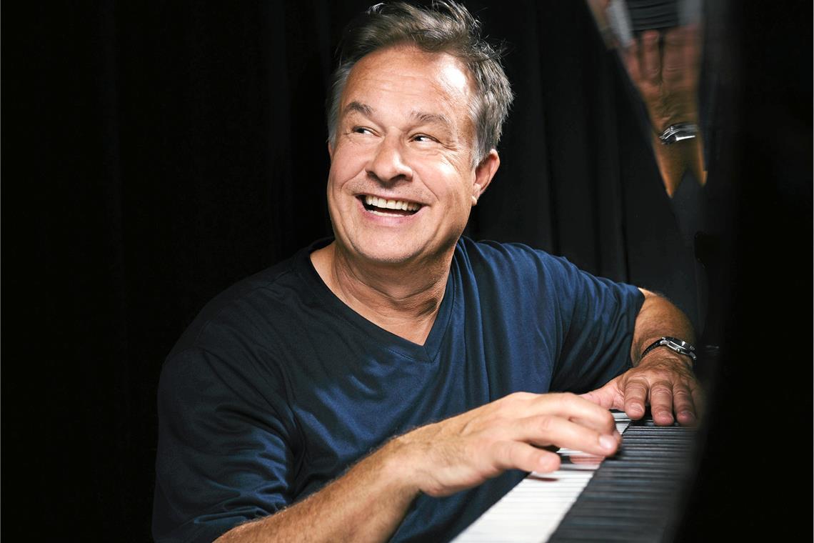 „Die Musik bereichert das Wort“, findet Lars Reichow. Eine starke Geschichte müsse man aber auch ohne den Zauber eines Flügels erzählen können. Foto: Mario Andreya