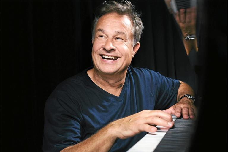 „Die Musik bereichert das Wort“, findet Lars Reichow. Eine starke Geschichte müsse man aber auch ohne den Zauber eines Flügels erzählen können. Foto: Mario Andreya