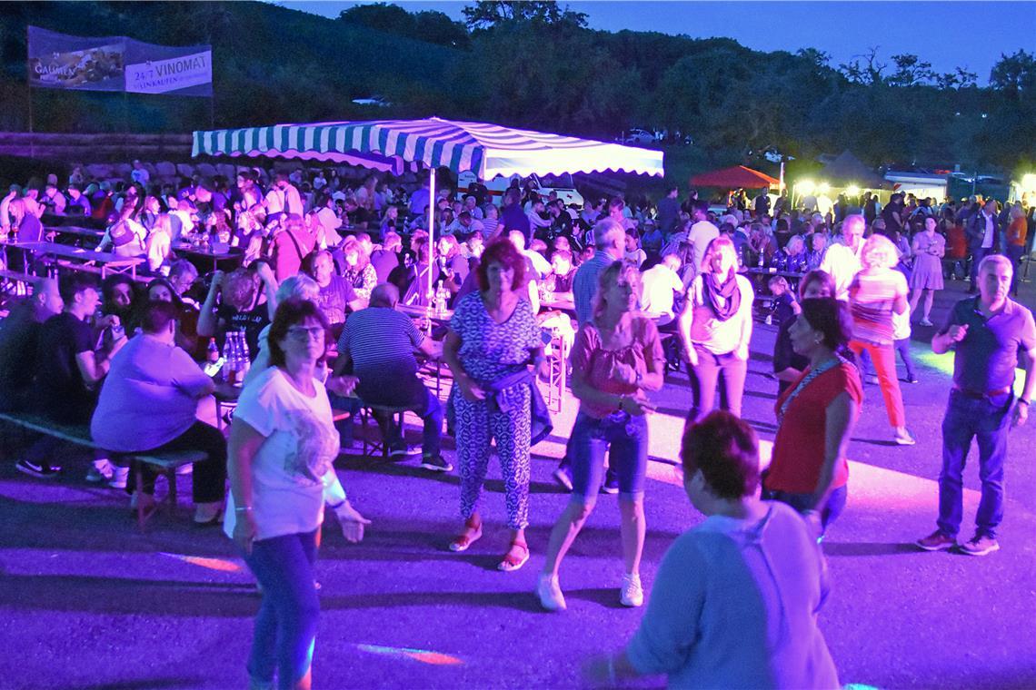 Party und Wandertag im Weinberg von Kleinaspach Die Musik spielt bis 1 Uhr, getanzt wird bis zum Schluss. Fotos: Tobias Sellmaier