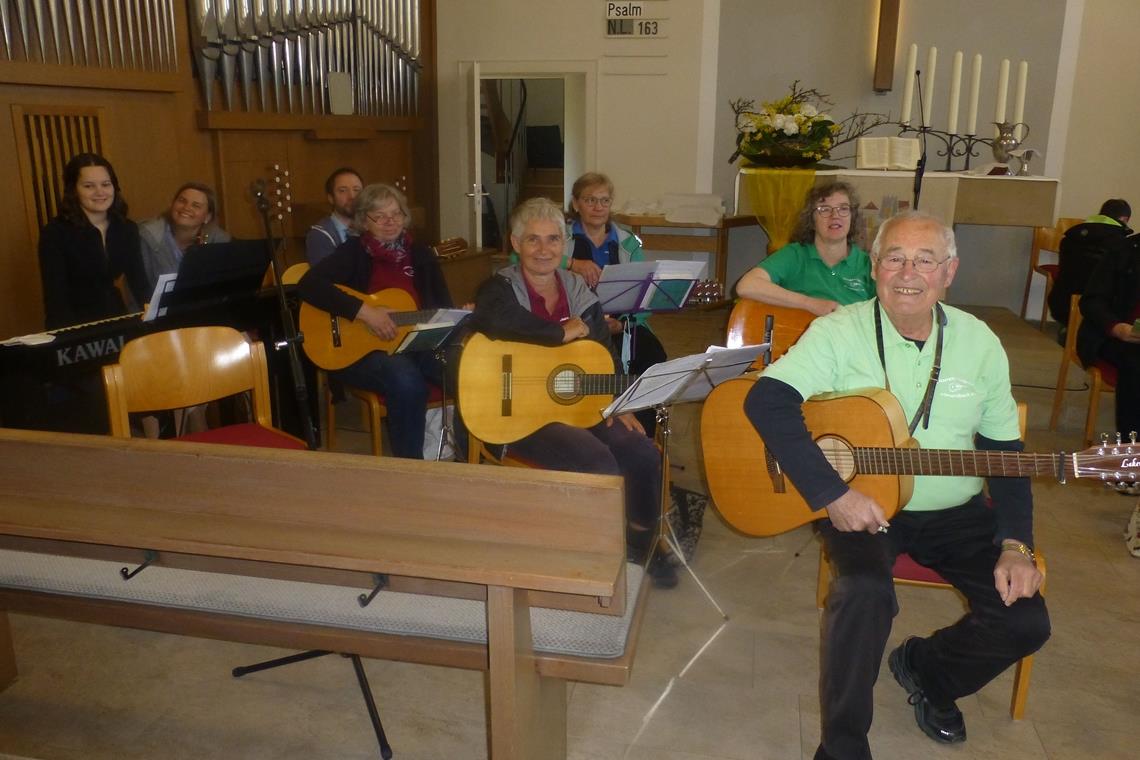 Die Musik und die Freude am Singen halten Erwin Eßlinger jung. Foto: privat