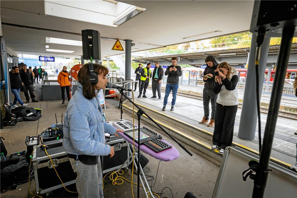 Die Musikerin Linda Quast macht den Auftakt zum Backnanger Bahnhofskonzert. Foto: Alexander Becher