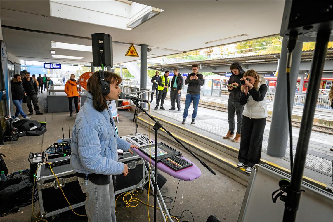 Konzert am Gleis als Ausgleich für monatelange Bahnsperrungen Die Musikerin Linda Quast macht den Auftakt zum Backnanger Bahnhofskonzert. Foto: Alexander Becher