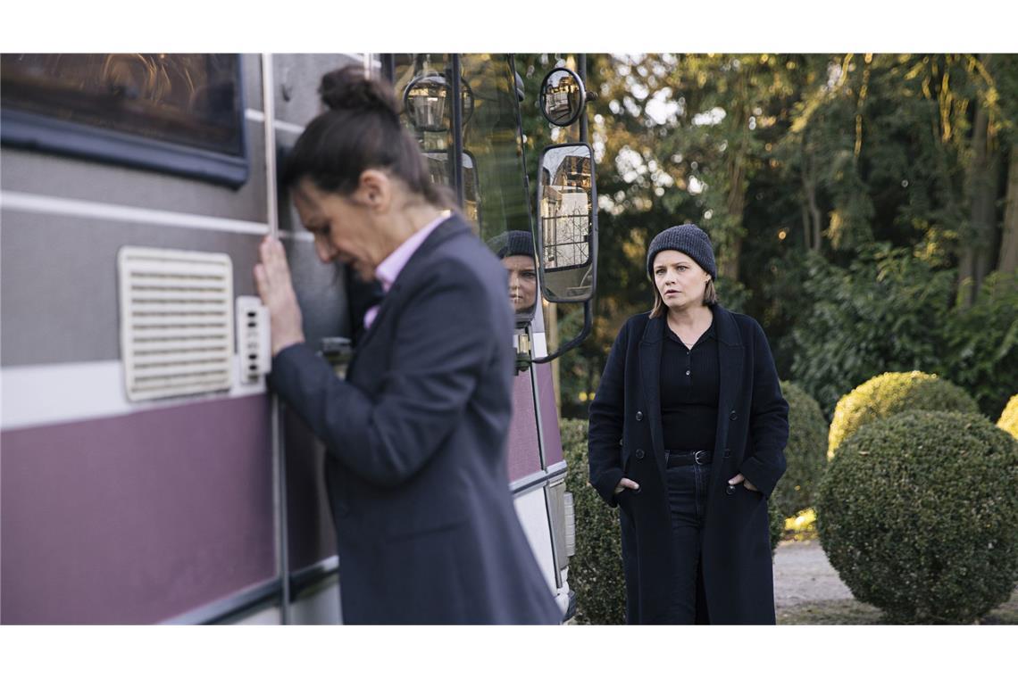 Die Mutter möchte gern in das Wohnmobil – aber warum?