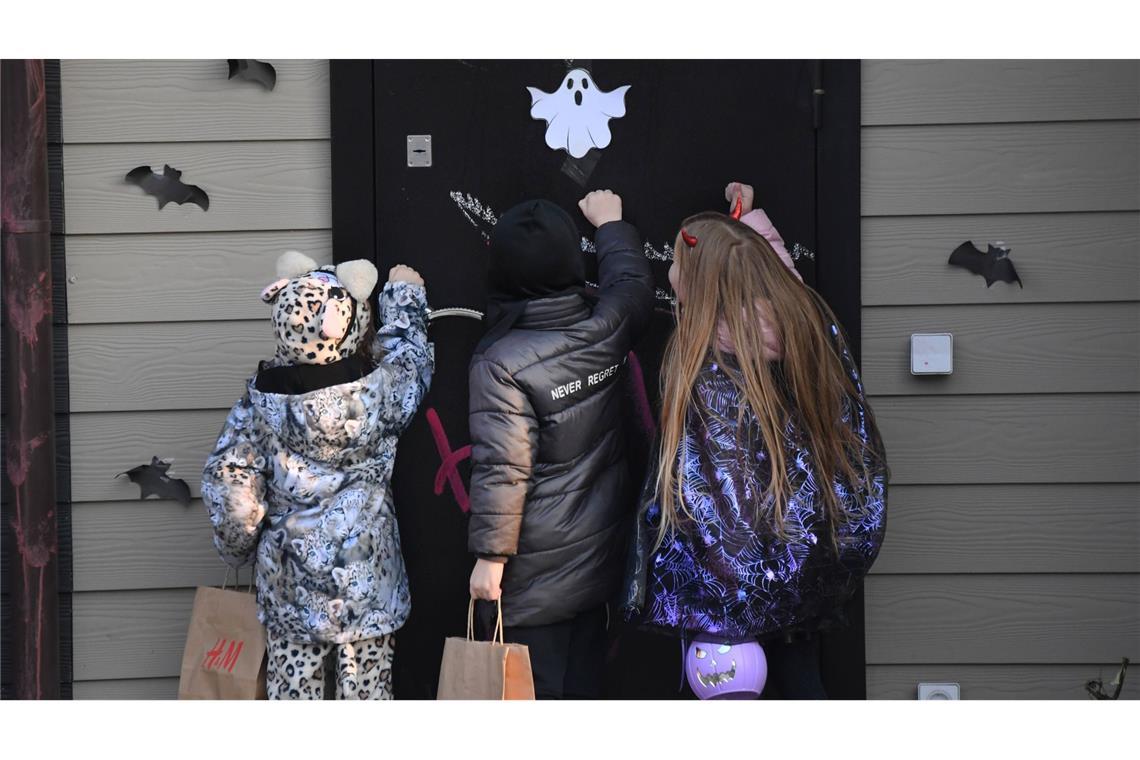 Die Mutter war am Halloweenabend mit ihren vier Kindern im Stadtteil Hassee von Haus zu Haus gezogen. (Symbolbild)