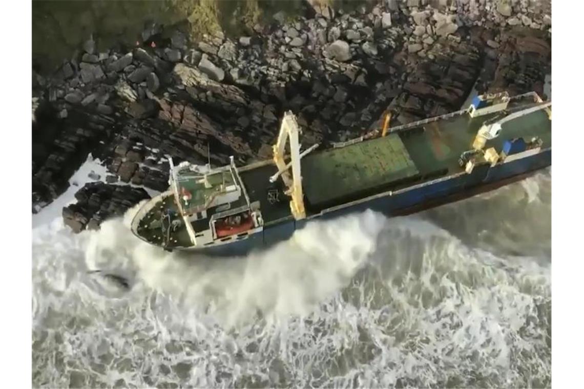 Die MV Alta an der Küste der Grafschaft Cork. Foto: Irish Coast Guard/AP/dpa