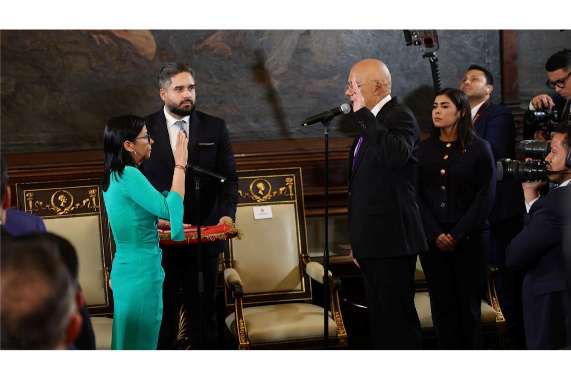 Die Nachfolgerin des von den USA festgenommenen Staatschefs Maduros, Rodríguez, legte ihren Amtseid ab.