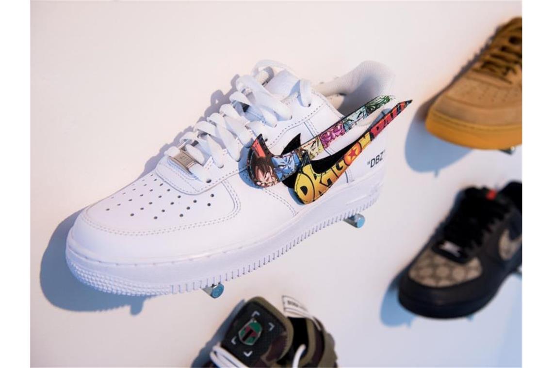 Branche: Sneaker-Nachfrage schwächer als in Boomjahren Die Nachfrage nach Sneakern bleibt laut Schuhbranche hoch. Foto: Daniel Bockwoldt/dpa