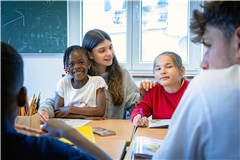 Die Nachhilfelehrer in der Ortsbibliothek Unterweissach sind selbst noch Teenager. Fotos: Alexander Becher