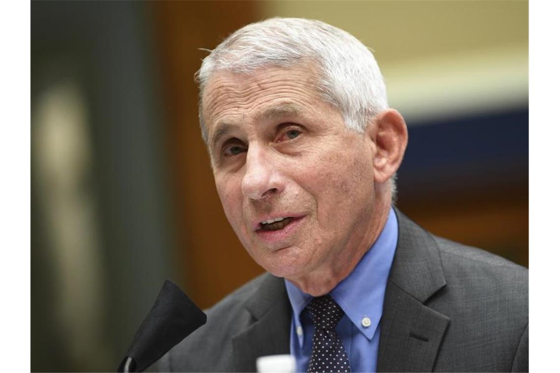 Fauci: Wegen Impfstoff nicht in falscher Sicherheit wiegen „Die Nachricht über den Impfstoff sollte die Menschen nicht dazu veranlassen zu sagen, dass wir die öffentlichen Gesundheitsmaßnahmen nicht weiterführen müssen“, sagte der renommierte Immunologe Anthony Fauci. Foto: Kevin Dietsch/Pool UPI/AP/dpa