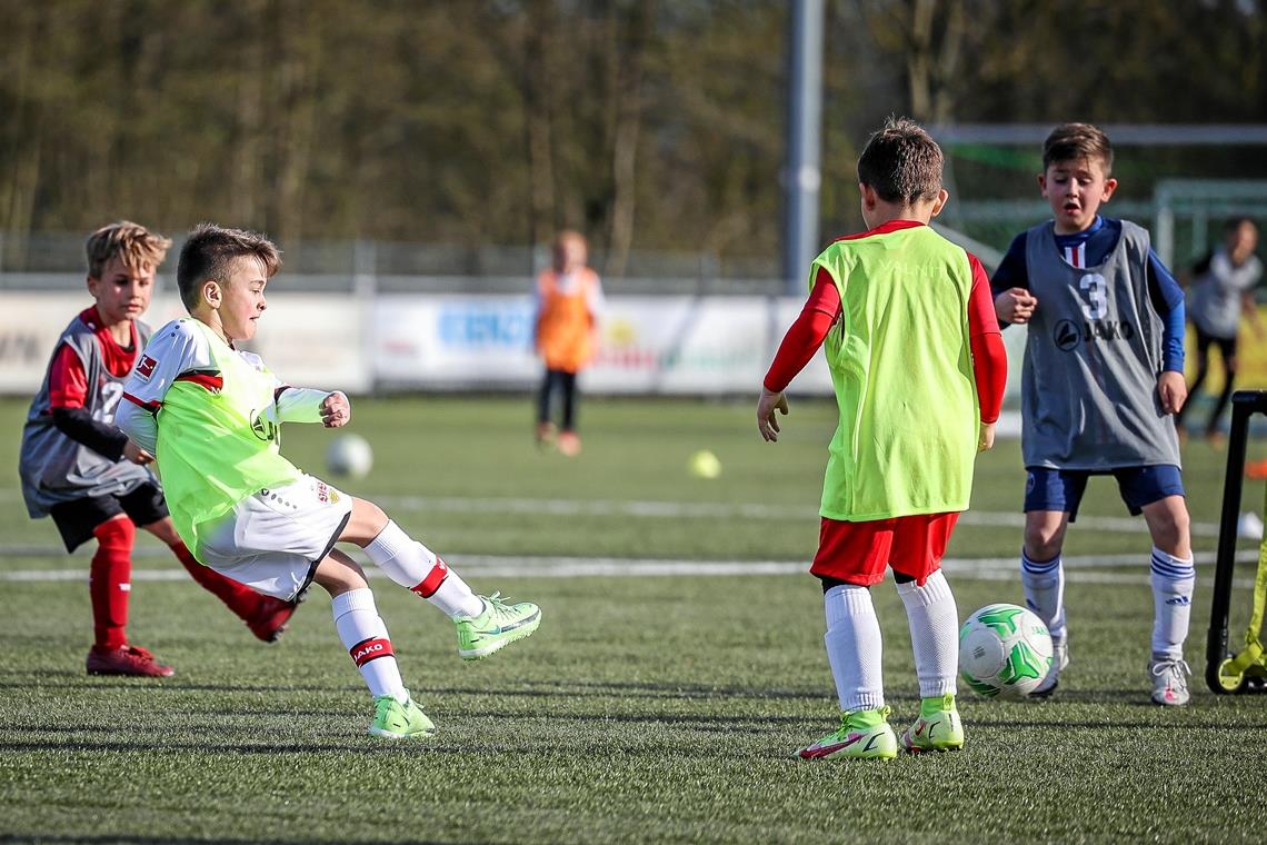 Die Nachwuchskicker legten sich bei der Talentsichtung des VfB Stuttgart in Großaspach ordentlich ins Zeug, um die Späher des Fußball-Bundesligisten zu überzeugen. Foto: A. Becher