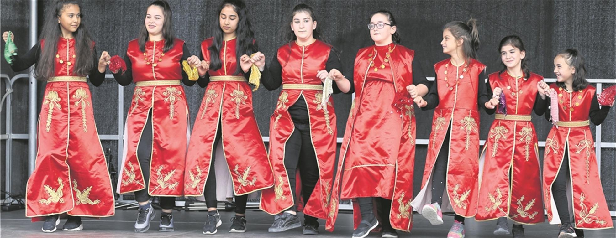 Die Nachwuchstänzerinnen der türkischen Gemeinde war nur eine von vielen Gruppen, die einen Auftritt hatte. Die Folkloregruppe zeigte, wie man in der Türkei das Tanzbein schwingt. Fotos: A. Becher