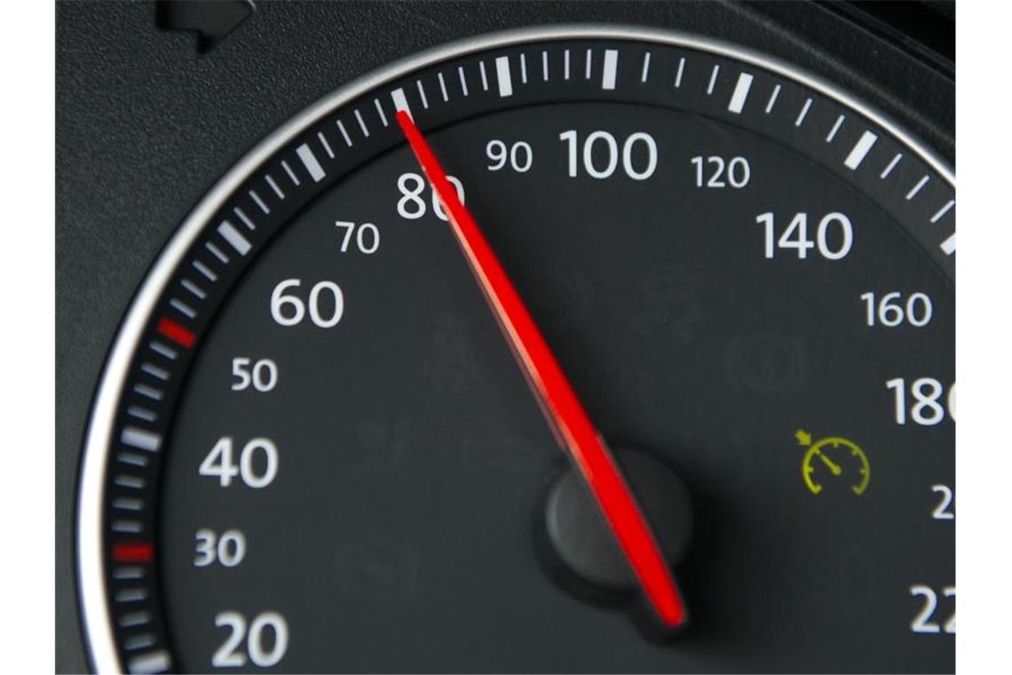 Tempolimit auf A7 wegen Hitze: Gefahr von Blow-ups Die Nadel eines Tachos steht bei 80 Stundenkilometer. Foto: Daniel Reinhardt/Archivbild