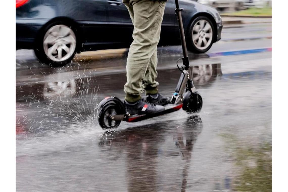 Experten sehen hohes Verletzungsrisiko beim E-Scooterfahren Die nächsten Monate werden zeigen, ob die bisherigen gesetzlichen Regelungen angepasst werden müssen. Foto: Christoph Soeder