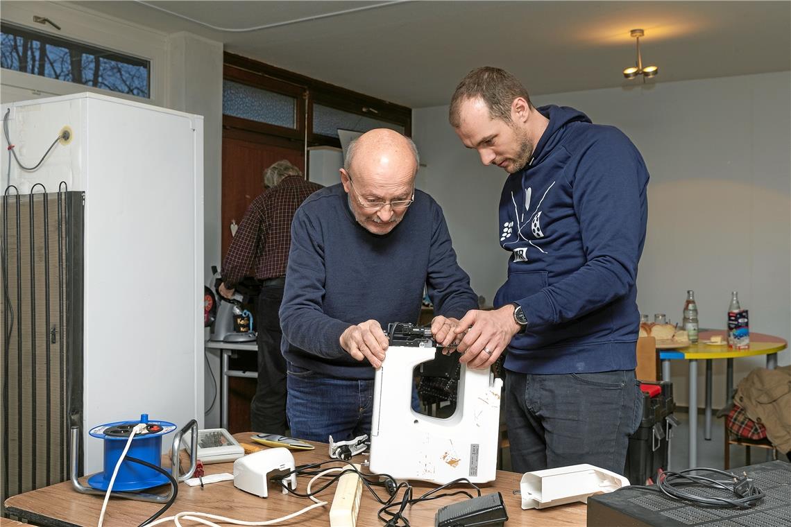 Zeichen setzen gegen den Wegwerftrend Die Nähmaschine funktioniert nicht mehr – woran liegt es? Reparateur Helmut Streibich (links) und Benedikt Sator auf Spurensuche. Foto: J. Fiedler