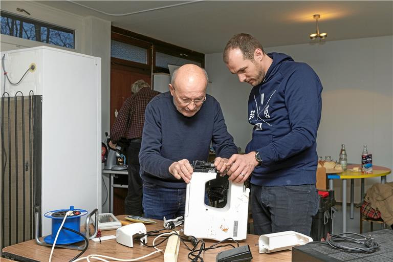 Die Nähmaschine funktioniert nicht mehr – woran liegt es? Reparateur Helmut Streibich (links) und Benedikt Sator auf Spurensuche. Foto: J. Fiedler