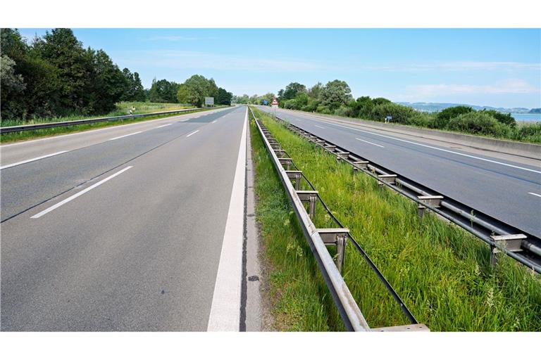 Die nahe gelegene A8 war wegen des Rauchs gesperrt.