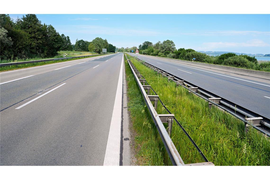 Die nahe gelegene A8 war wegen des Rauchs gesperrt.