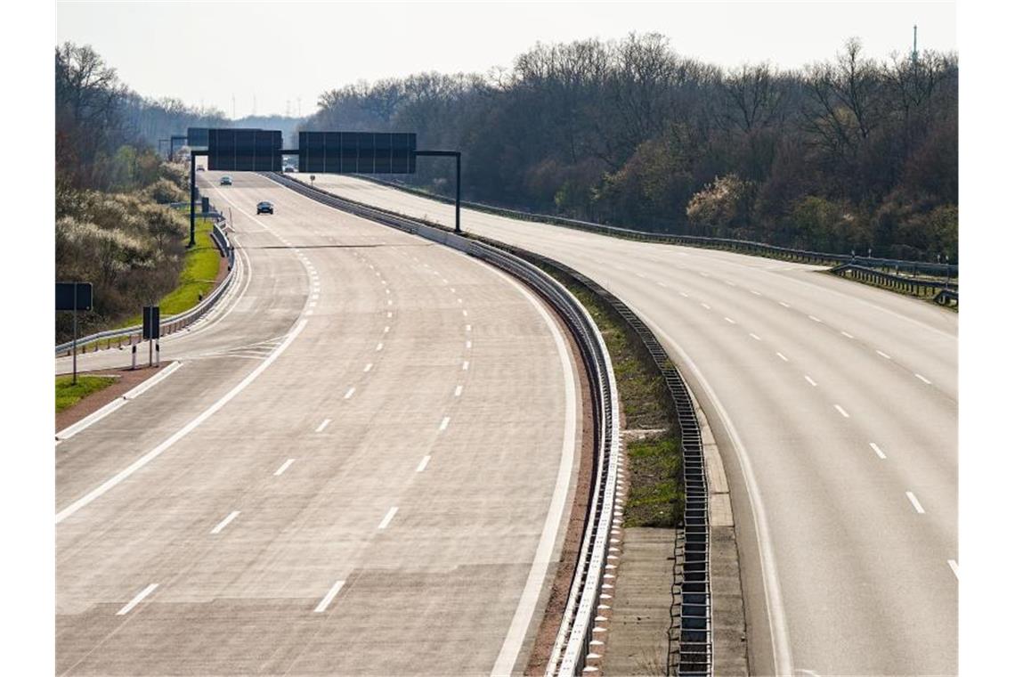 Die nahezu leere Autobahn A9 an der Ab- und Auffahrt Dessau-Ost. Der Autobahnverkehr in Europa hat stark abgenommen. Foto: Peter Endig/dpa-Zentralbild/dpa