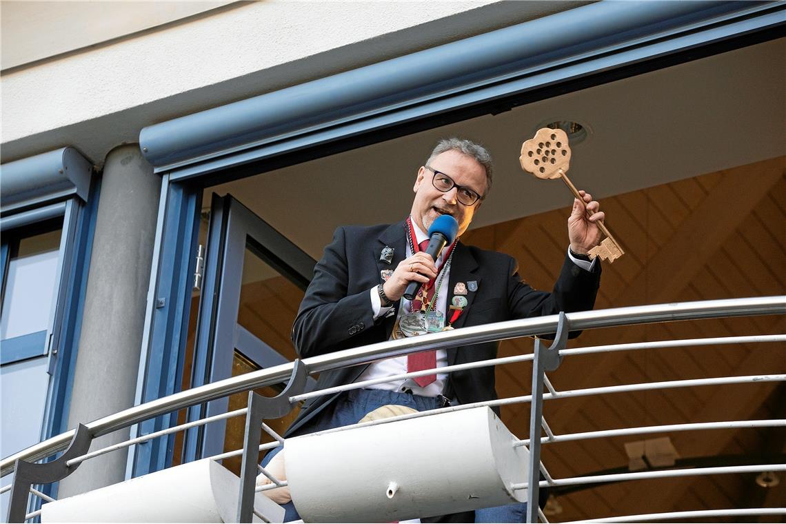 Die Narren stürmen das Rathaus. Bürgermeister Reinhold Sczuka gibt den Schlüssel...