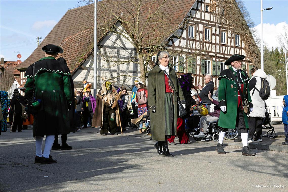 Die Narreneltern der Murreder Henderwäldler präsentieren ihre historischen Gewän...