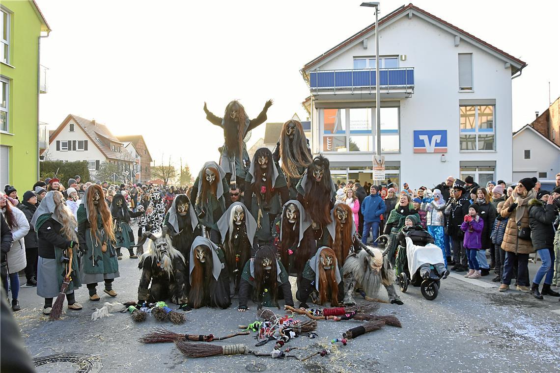 Die Narrengruppe aus Spiegelberg bei der Hexenpyramide. 66-Jahre Faschingsverein...