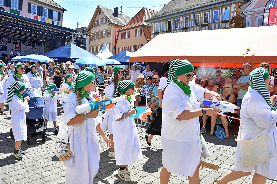 Die Narrenzuft hat Spaß mit ihren Wasserpistolen. Feier zu 60 Jahre Städtepartne...