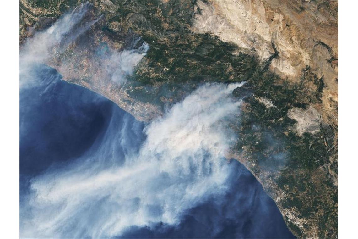 Die Nasa-Satellitenaufnahme zeigt mehrere Waldbrände an der Mittelmeerküste der Türkei. Foto: Uncredited/NASA/AP/dpa