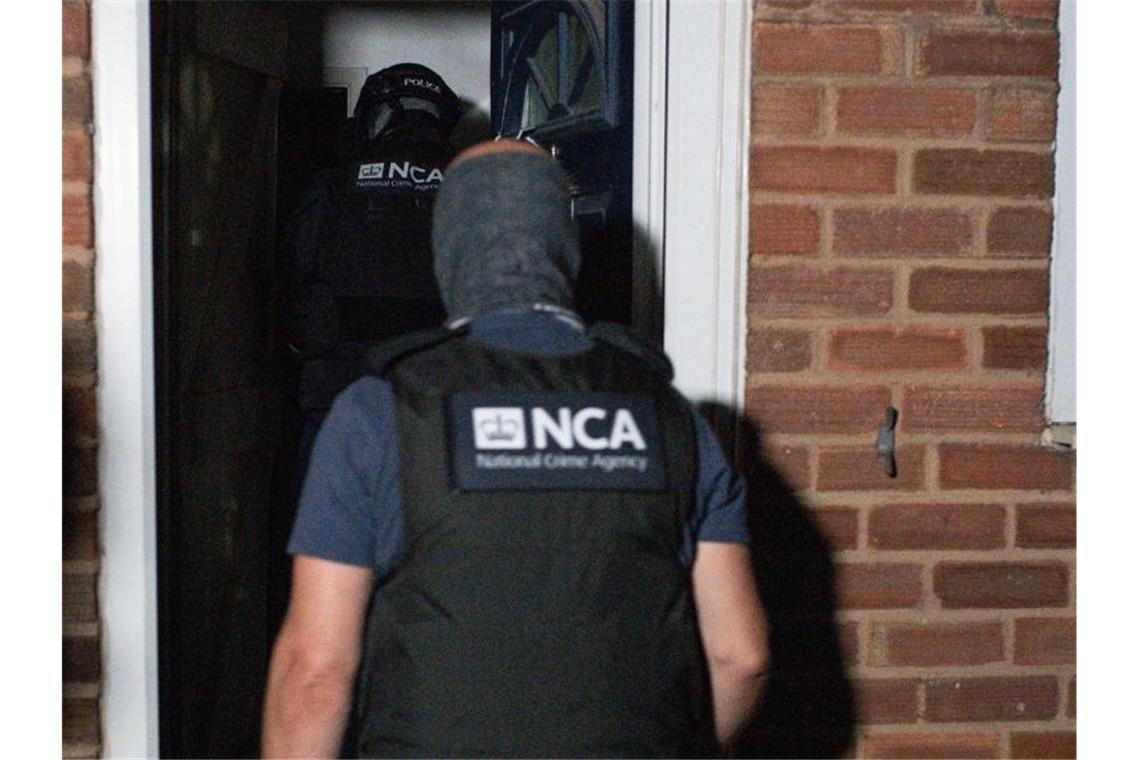 Die National Crime Agency (NCA) und die Polizei beteiligen sich an einer Razzia. Foto: Jacob King/PA Wire/dpa