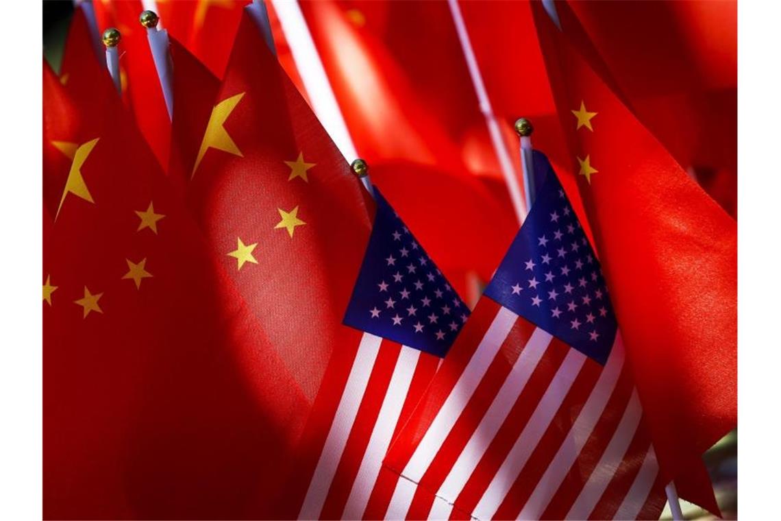 Die Nationalflaggen der USA und Chinas. Der Handelsstreit beider Länder sorgt weltweit für Sorge. Foto: Andy Wong/AP