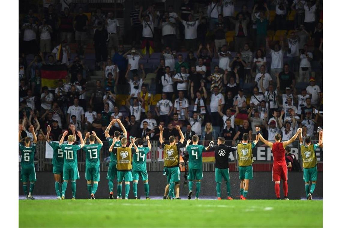 Auch ohne Löw: DFB-Team erfüllt Pflicht in Weißrussland Die Nationalmannschaft lässt sich nach dem Spiel von den mitgereisten Fans feiern. Foto: Marius Becker