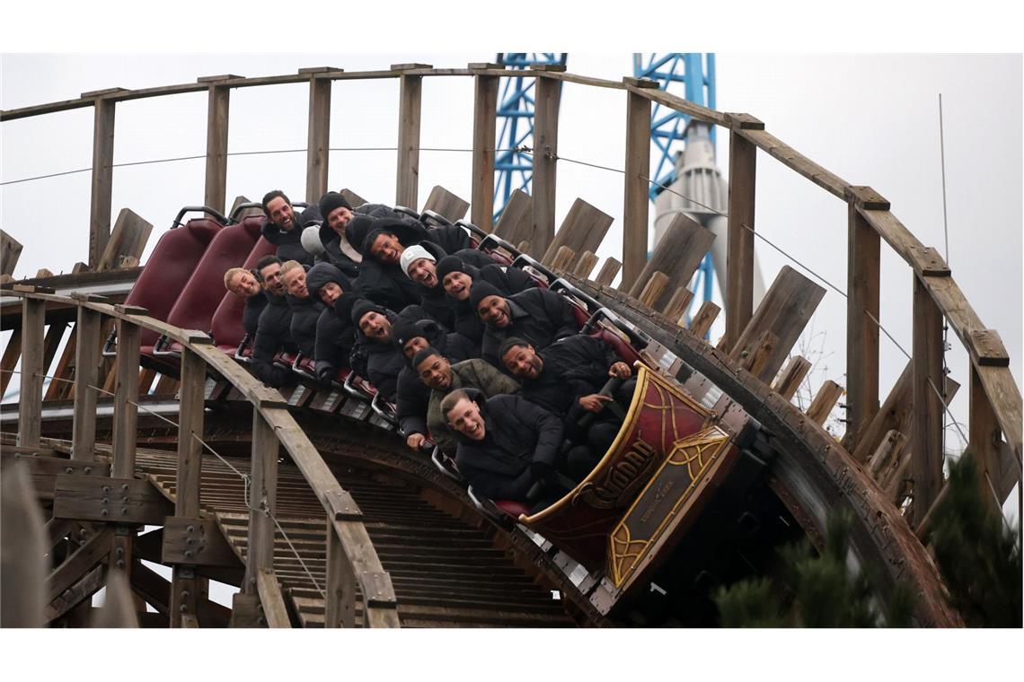 Achterbahn-Spaß nach Tor-Gala für Nationalspieler Die Nationalspieler bei der Achterbahnfahrt im Europa Park.