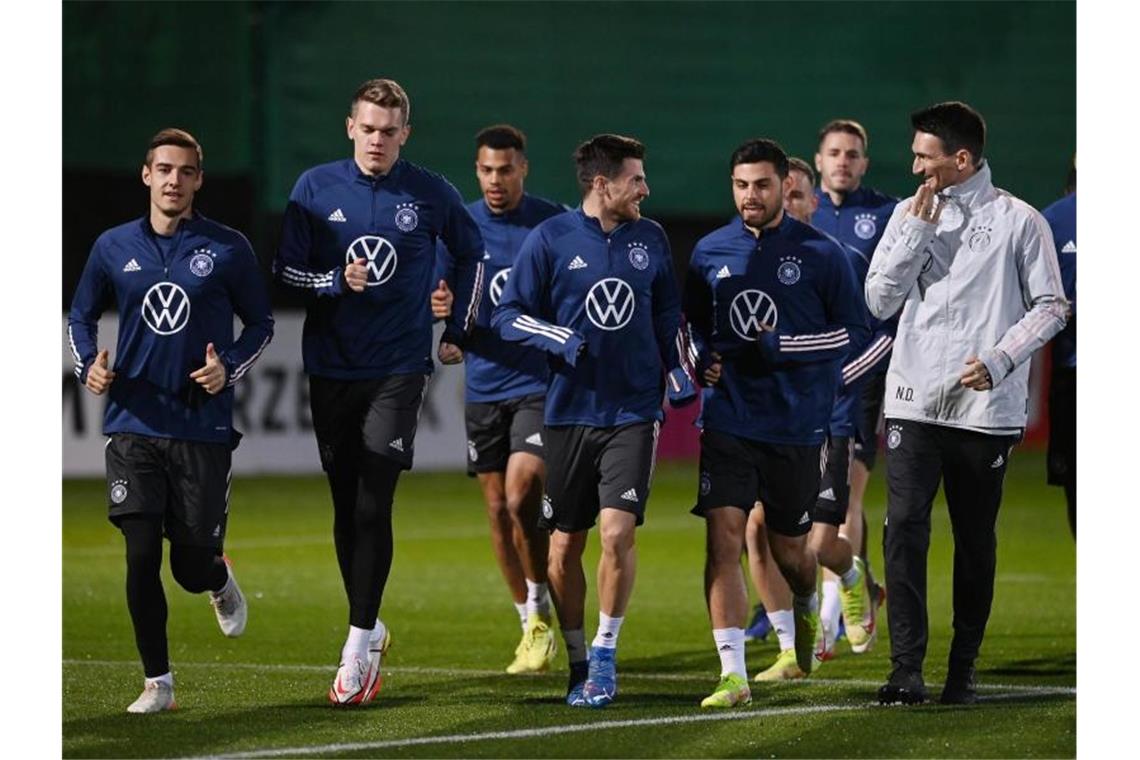 Abschlusstraining: Flick probt mit 20 Spielern Die Nationalspieler beim Aufwärmen zum Abschlusstraining mit Special Coach Nicklas Dietrich. Foto: Swen Pförtner/dpa