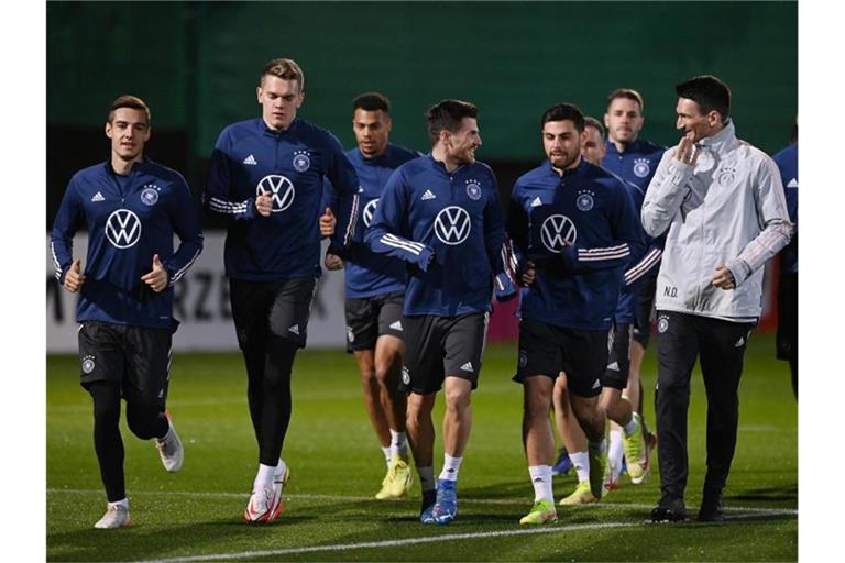 Die Nationalspieler beim Aufwärmen zum Abschlusstraining mit Special Coach Nicklas Dietrich. Foto: Swen Pförtner/dpa