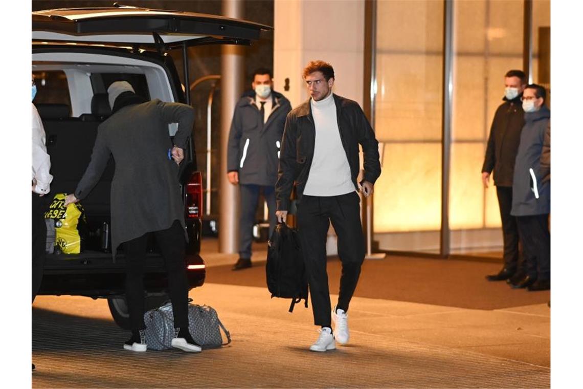 Flick bittet zum ersten Mannschaftstraining Die Nationalspieler treffen nach und nach am Teamhotel ein: Leon Goretzka (M) vor dem Ritz-Carlton. Foto: Swen Pförtner/dpa