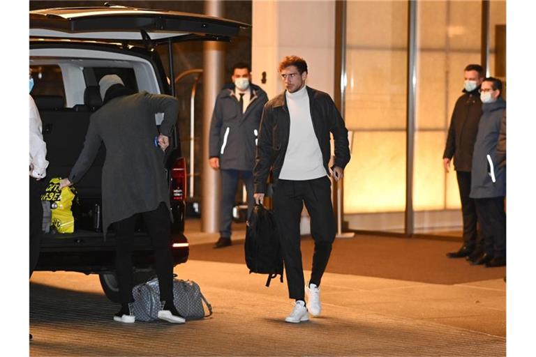 Die Nationalspieler treffen nach und nach am Teamhotel ein: Leon Goretzka (M) vor dem Ritz-Carlton. Foto: Swen Pförtner/dpa
