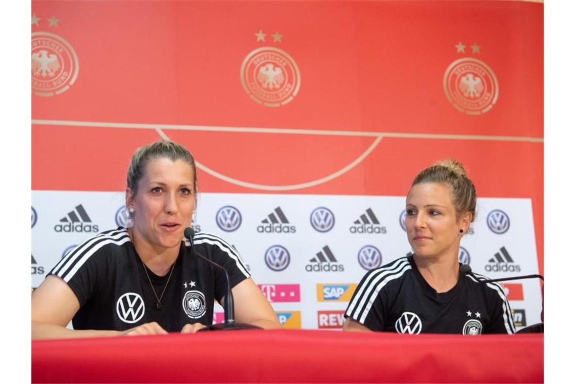 Die Nationalspielerinnen Verena Schweers (l) und Svenja Huth bei der DFB-Pressekonferenz in Grenoble. Foto: Sebastian Gollnow