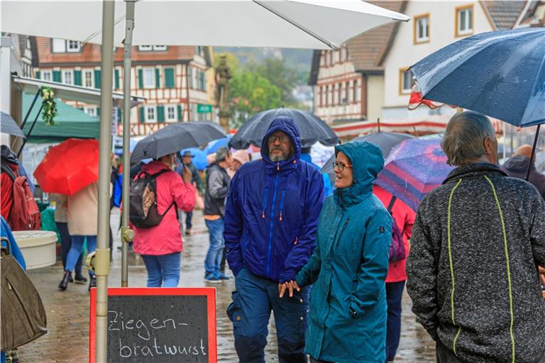 Die Naturparkmärkte haben eine treue Kundschaft. Trotz des Regens kommen nicht wenige Gäste zum Saisonabschluss nach Murrhardt.