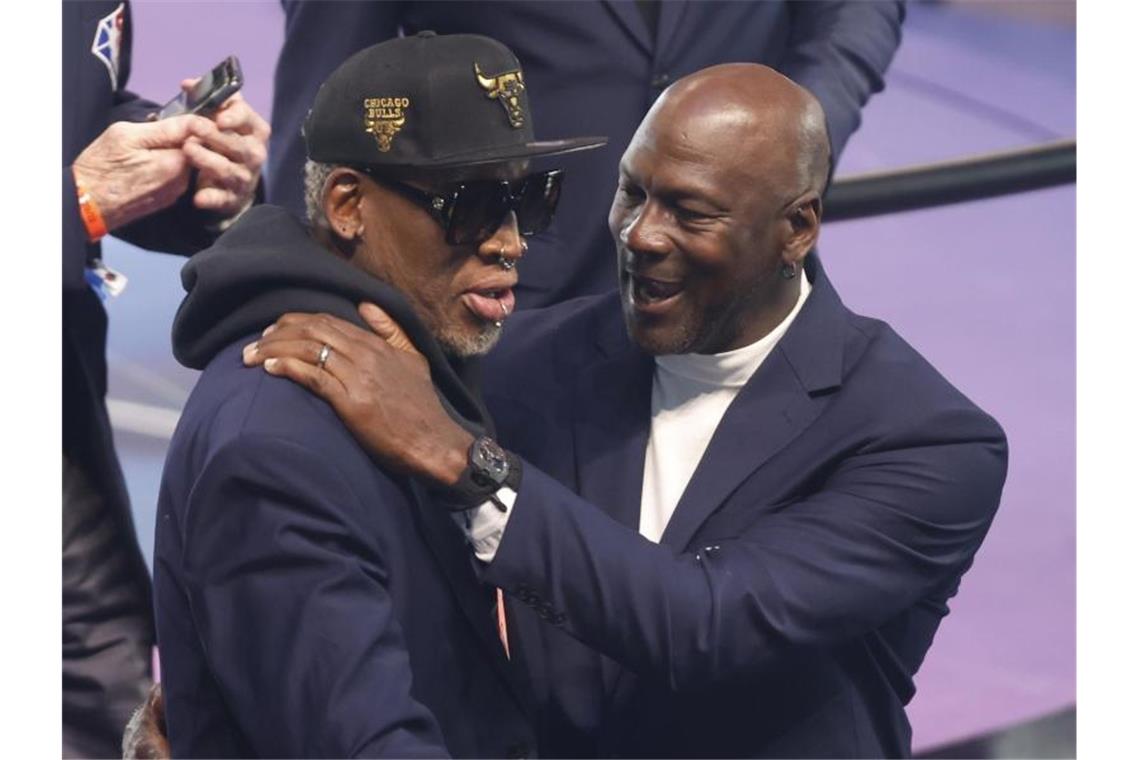 All Star Game: Team LeBron gewinnt Die NBA-Legenden Dennis Rodman (l) und Michael Jordan schauten sich das All Star Game an. Foto: Ron Schwane/AP/dpa