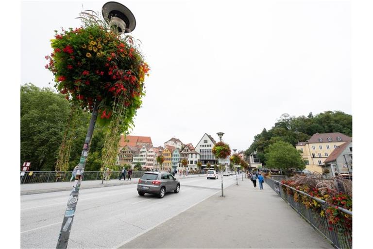 Die Neckarbrücke in Tübingen. Foto: Bernd Weißbrod/dpa