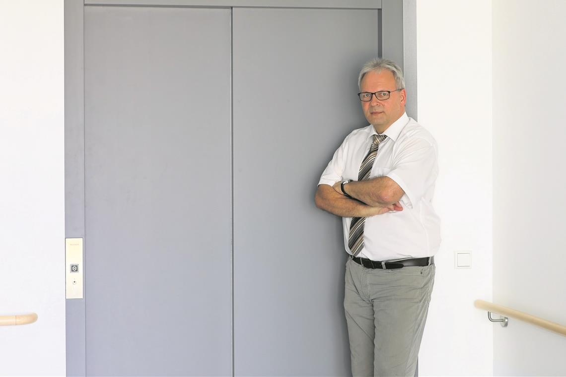 Die Nerven liegen blank bei Pflegeheim-Geschäftsführer Eckart Jost: Der Aufzug funktioniert nicht. Keiner weiß, wann er repariert wird.