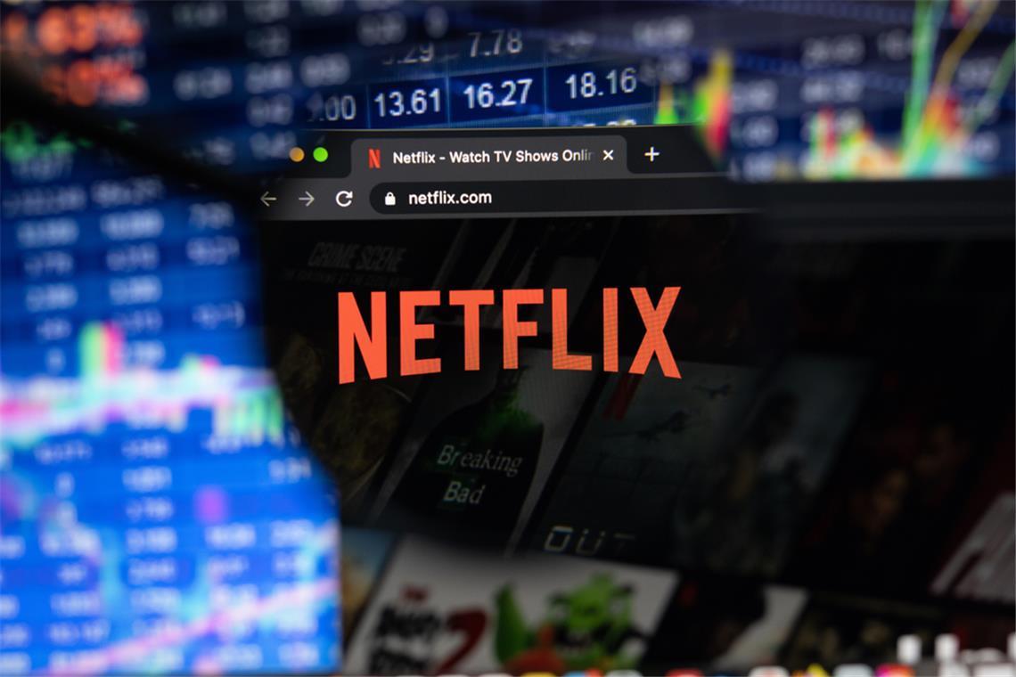 Die Netflix-Aktie fällt plötzlich deutlich im Wert und sorgt bei vielen Anlegern für Irritationen. Warum der Rückgang erwartet wurde.