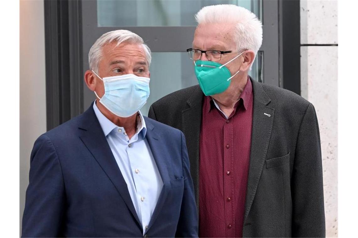 Die Neuauflage des grün-schwarzen Regierungsbündnisses im Ländle steht: CDU-Innenminister Thomas Strobl (links) und der grüne Ministerpräsident Winfried Kretschmann am Rande der Koalitionsverhandlungen. Foto: Bernd Weißbrod/dpa