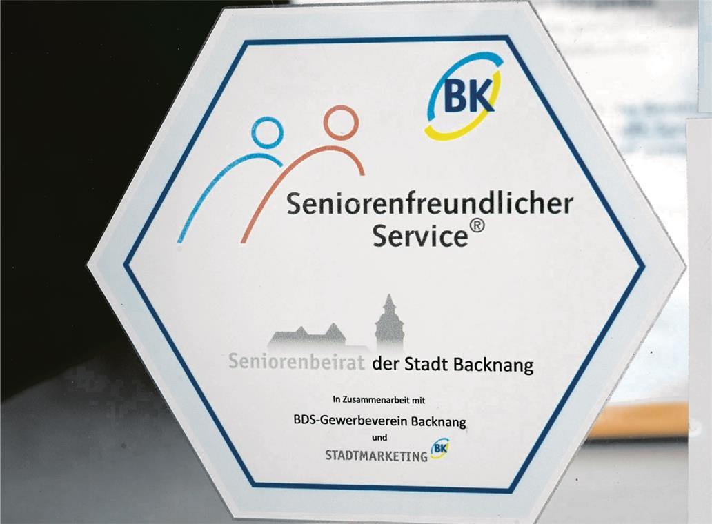Als Senior leichter einkaufen Die neue Ausgabe des Siegels wird anders aussehen als die hier zu sehende Version aus dem Jahr 2011. Einzelhändler, die 75 Prozent der Kriterien erfüllen, dürfen es an ihrem Laden anbringen.