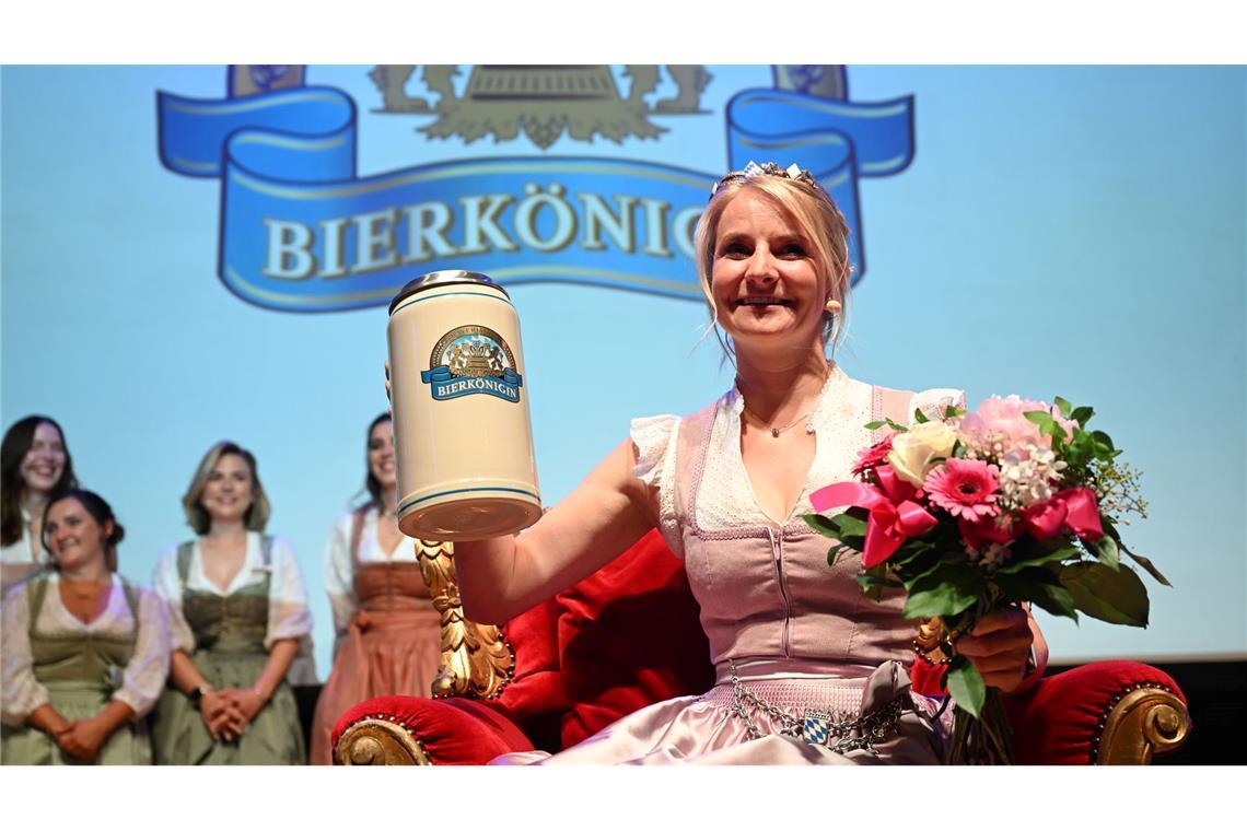 Die neue Bayerische Bierkönigin 2026/27 Katharina Kastenmüller sitzt auf Ihrem Thron nach ihrer Wahl auf der Bühne im Löwenbräukeller in München.