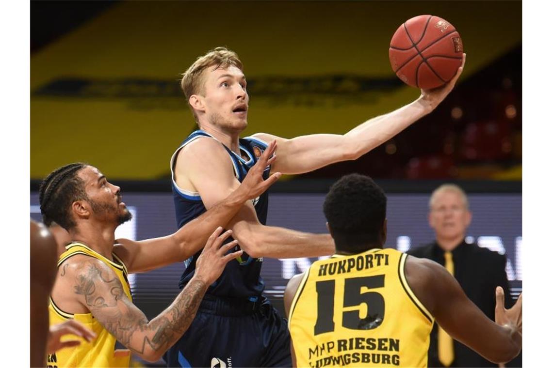 Basketballer starten Bundesligasaison Anfang November Die neue BBL-Saison soll am 6. November starten. Foto: Christof Stache/AFP-Pool/dpa