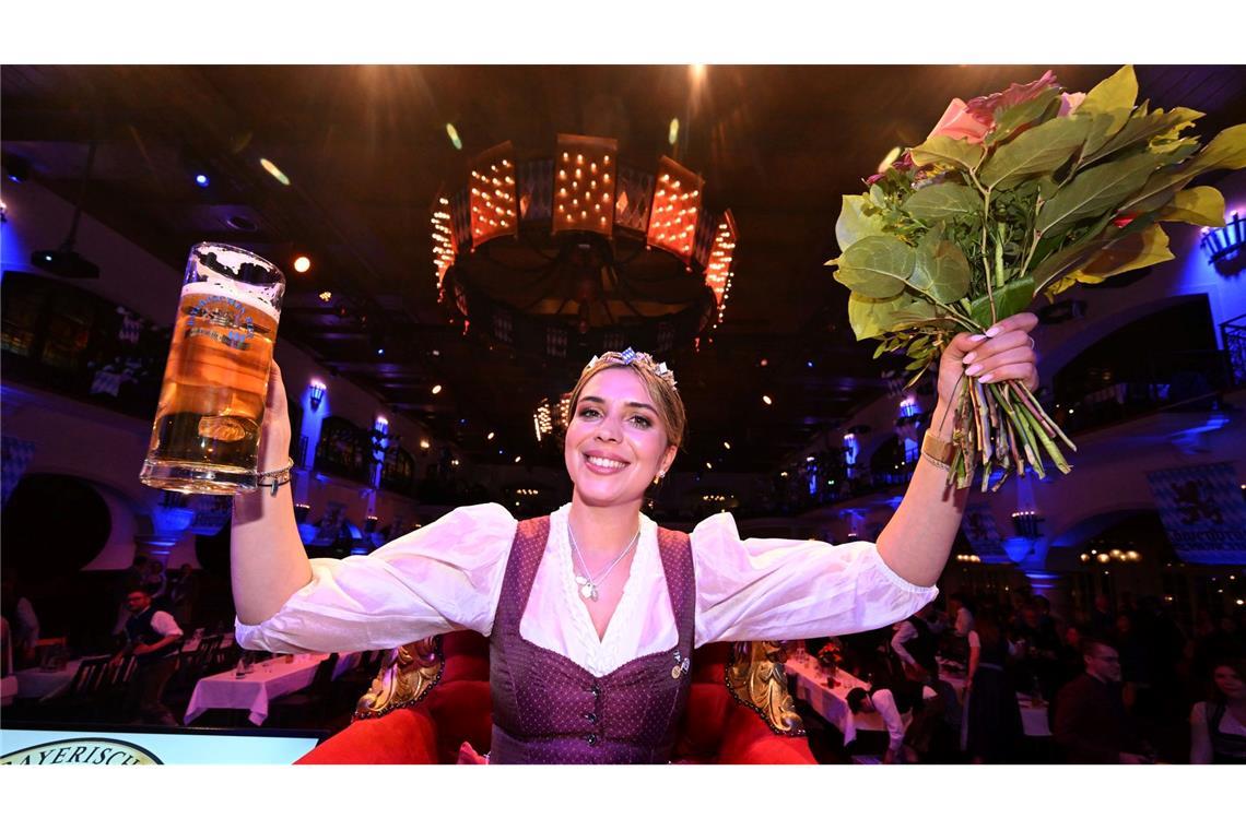 Bilder des Tages Die neue Bierkönigin Anna Winkler sitzt nach der Wahl der Bayerischen Bierkönigin 2025/26 im Löwenbräukeller auf einem Thron.